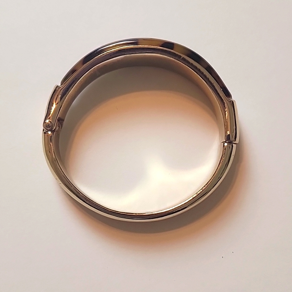 Tortoise Pattern Gold Bracelet - Picture 2 of 4